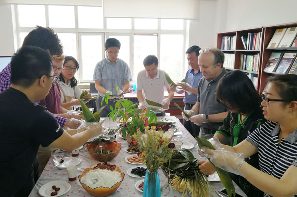 2.全院教职工一起包粽子庆佳节.jpg 2.全院教职工一起包粽子庆佳节.jpg