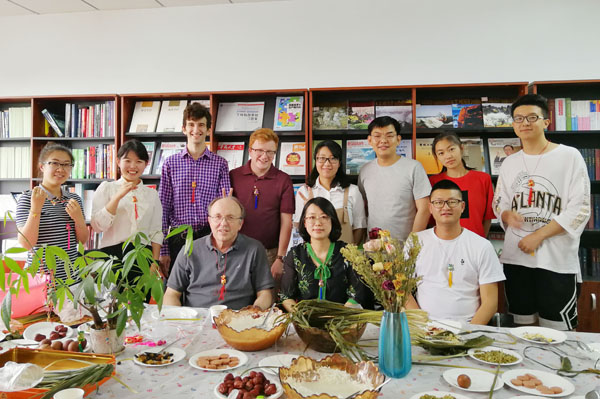 3.学院师生与外国友人合影留念.jpg 3.学院师生与外国友人合影留念.jpg